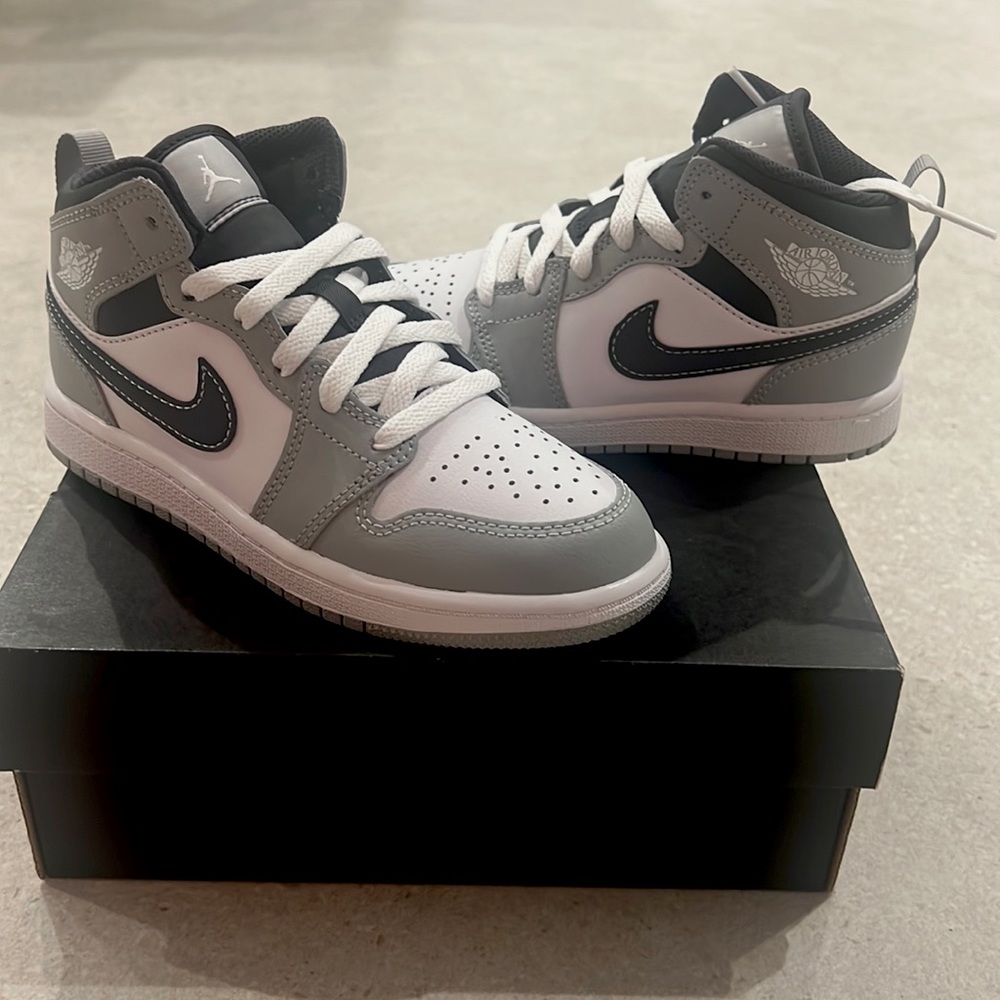 Brand New Never Worn Jordan 1 MID (PS) LT Smoke Grey/White Anthracite Size 13.5